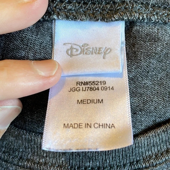 Disney women’s Mickey and Minnie light weight sweatshirt size medium - Picture 6 of 7